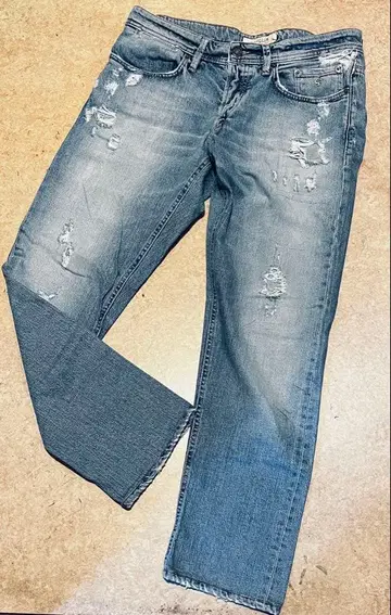 새상품급 SVIGLIA 세빌리아 데미지 가공 데님 32