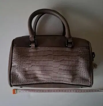 바나나리퍼블릭 크로커다일풍 베이지 핸드백