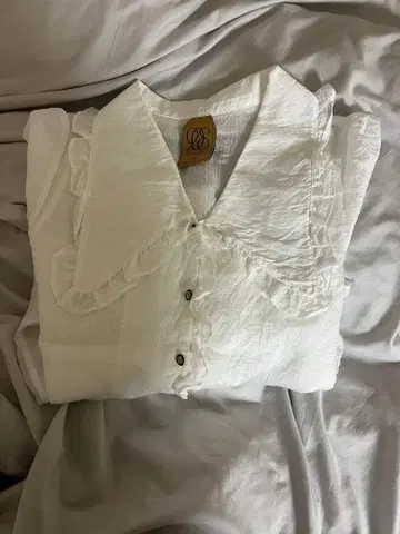 화이트 프릴 긴팔 셔츠