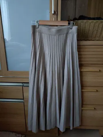 베이지 플리츠 롱 스커트
