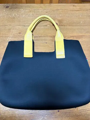 블랙과 옐로우 컬러의 토트백