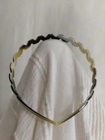 지그재그 디자인의 머리띠