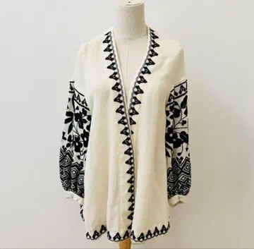 그레이스 콘티넨탈 울 가디건 자수 화이트 블랙 36 사이즈