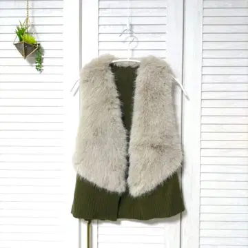 [ zampa ] 퍼가 달린 올리브 그린 니트 베스트