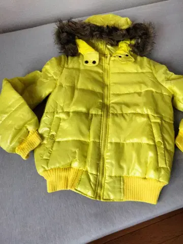 퍼가 달린 후드의 옐로우 컬러 다운 자켓