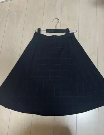 다크 그레이 윈도우 페인 플레어 스커트