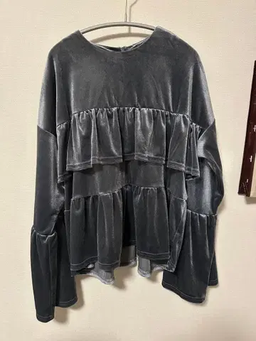 나노 유니버스 벨로아 프릴 컷 블라우스