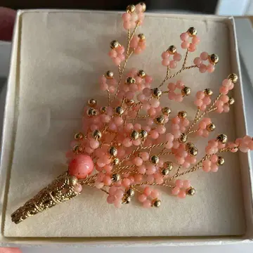 코랄 골드 컬러 브로치