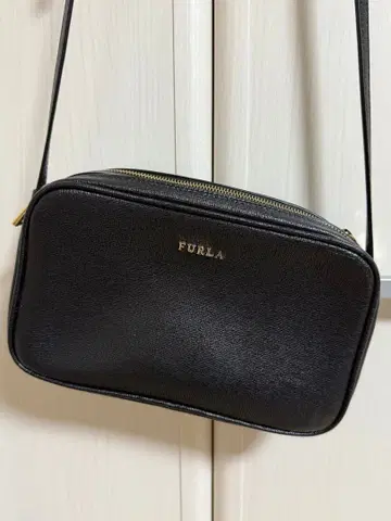 새상품급 FURLA 블랙 숄더백 훌라 블랙