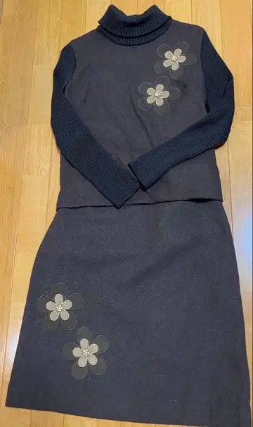 갤러리 비스콘티의 브라운 꽃무늬 자수 셋업