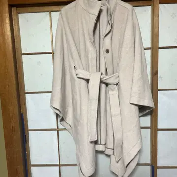 베이지 케이프 스타일 롱 코트