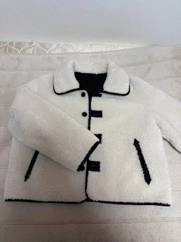 화이트 보아 자켓