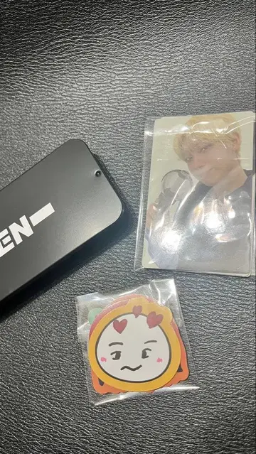 ENHYPEN 캔 케이스와 응원봉 트레이딩 카드