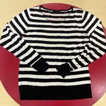 WORLD WIDE LOVE! 보더 니트 스웨터 블랙 화이트 V넥