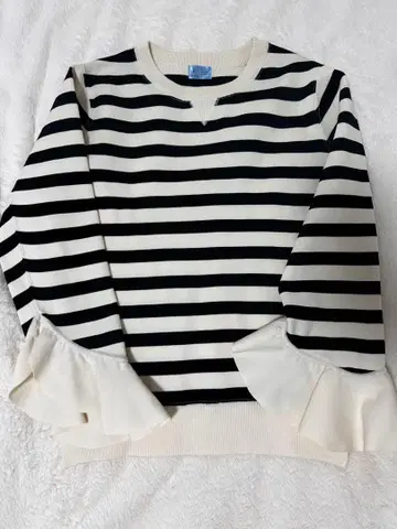 새상품급 세츠코 사지테일 콜라보 스트라이프 프릴 긴팔 니트
