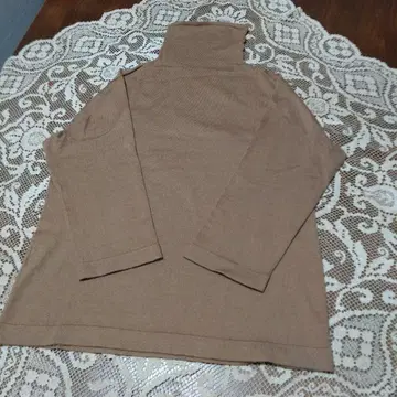 카멜 터틀넥 스웨터