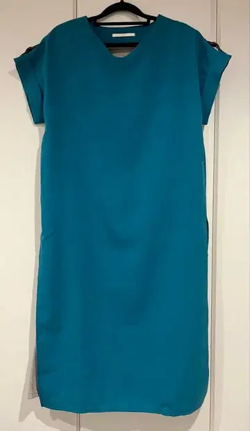 터콰이즈 반팔 무릎 기장 원피스