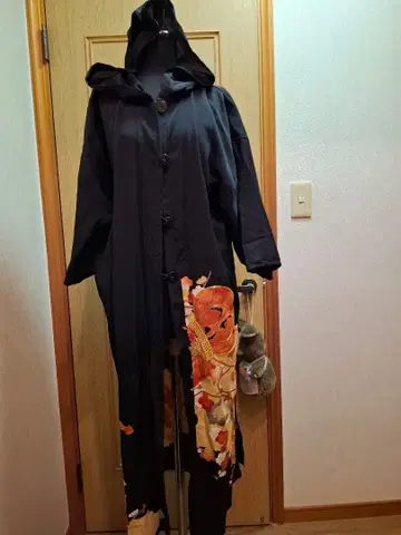 전통 예복 기모노로 만든 후드 부착 코트