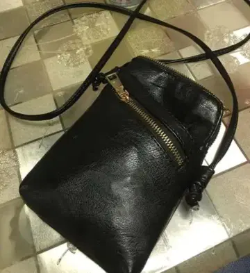 블랙 가죽 숄더백 지퍼 포켓 부착