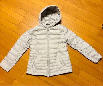 후드 부착 라이트 그레이 다운 자켓