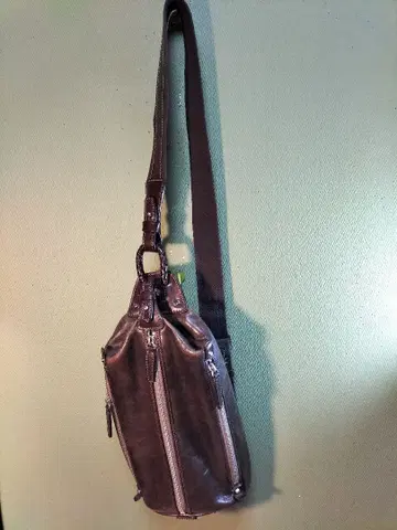 kieferneu 다크 브라운 바디백 2 지퍼