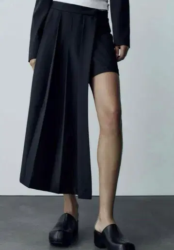 ZARA 비대칭 박스 플리츠 스커트