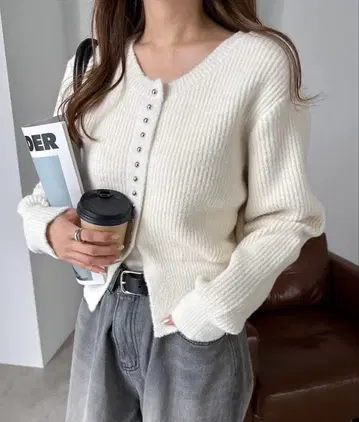 andme 메탈 버튼 2way 숏 기장 니트 가디건 아이보리