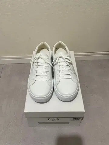 미사용 새상품 FILLIN 화이트 가죽 스니커즈
