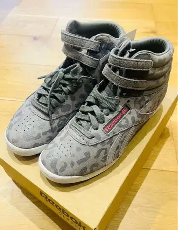 택 포함 새상품 Reebok 하이컷 스니커즈 23.5cm