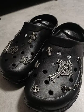 크로스 모티브가 달린 블랙 샌들