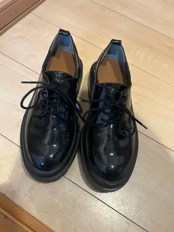 블랙 통굽 레이스업 슈즈 GU