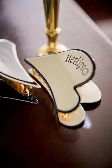 Herlipto Bicolor Heart Hair Clip ecru