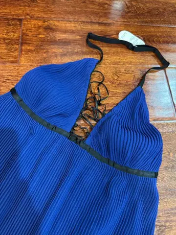 파란색 플리츠 홀터넥 드레스 광택 새틴