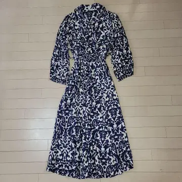 ZARA 네이비와 화이트 꽃무늬 셔츠 원피스 M 사이즈