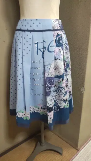 새상품급 엠즈 그레이시 무릎 기장 스커트