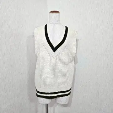 Discoat 칼리지풍 V넥 니트 베스트 화이트 계열 스쿨풍 코디