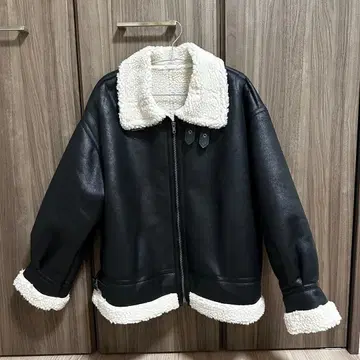 moment+ 인조 가죽 보아 페이크 무스탕 플라이트 자켓 블루종