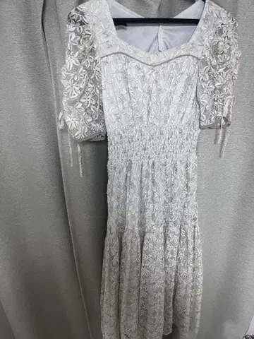 dazzlin 숄더 개더 레이스 원피스