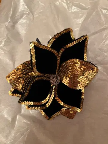 블랙과 금의 꽃 모양 브로치