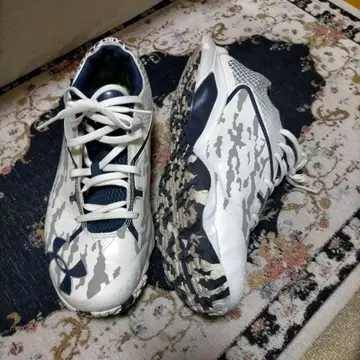 Under Armour 카모플라쥬 스니커즈