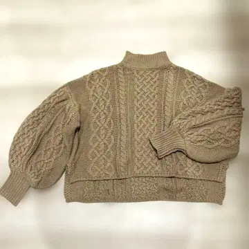 Kutir 베이지 케이블 니트 하이넥 스웨터