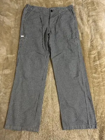 체크 무늬 카고 팬츠 사이드 포켓 포함