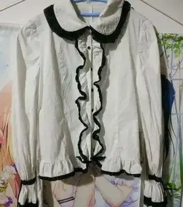 프릴 달린 화이트 셔츠