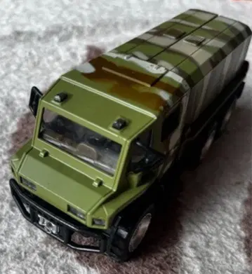 카모플라쥬 군용 트럭 미사일 런처 포함