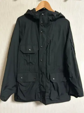 엔지니어드 가먼츠 필드 파카