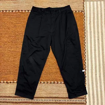 CAHLUMN 턱 치노 팬츠 백 포켓 부착