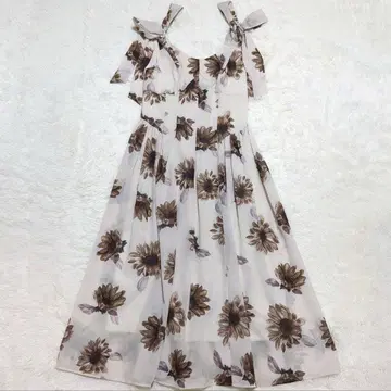 her lip to Sunflower-Printed Midi Dress