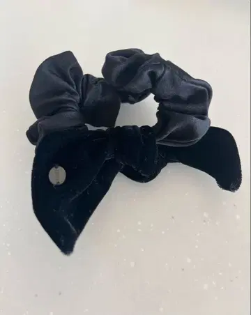 Foxey 폭시 벨벳 헤어 스크런치 리본