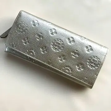 새상품 꼼사데모드 실버 엠보싱 가공 장지갑