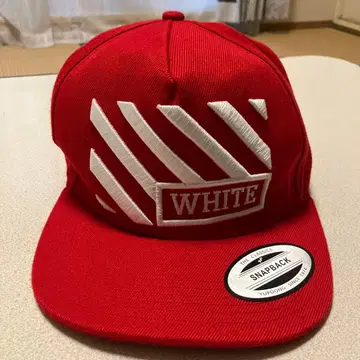 레드 스냅백 캡 화이트 자수